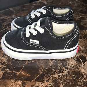 Black/white low top Vans